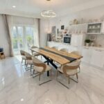 Tavolo unico in legno di ulivo massello con fiume centrale in resina nera opaca – pezzo artigianale esclusivo