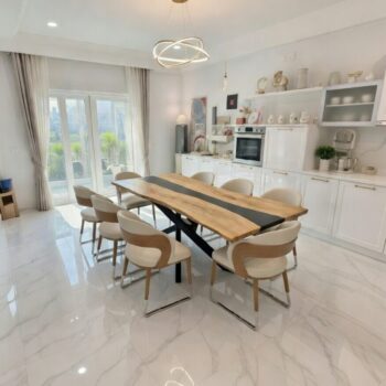 Tavolo unico in legno di ulivo massello con fiume centrale in resina nera opaca – pezzo artigianale esclusivo